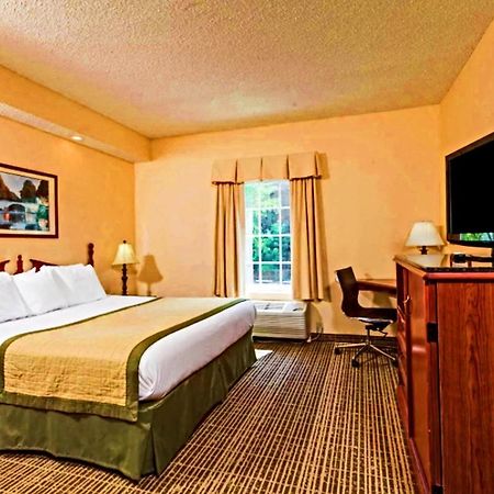 Baymont By Wyndham Columbia Maury Hotel Екстериор снимка
